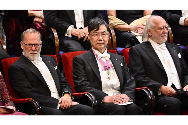 Die Nobelpreisträger für Physiologie oder Medizin Fred Ramsdell (l) und Shimon Sakaguchi sitzen neben dem Literaturnobelpreisträger László Krasznahorkai (r) während der Nobelpreisverleihung in der Stockholmer Konzerthalle.