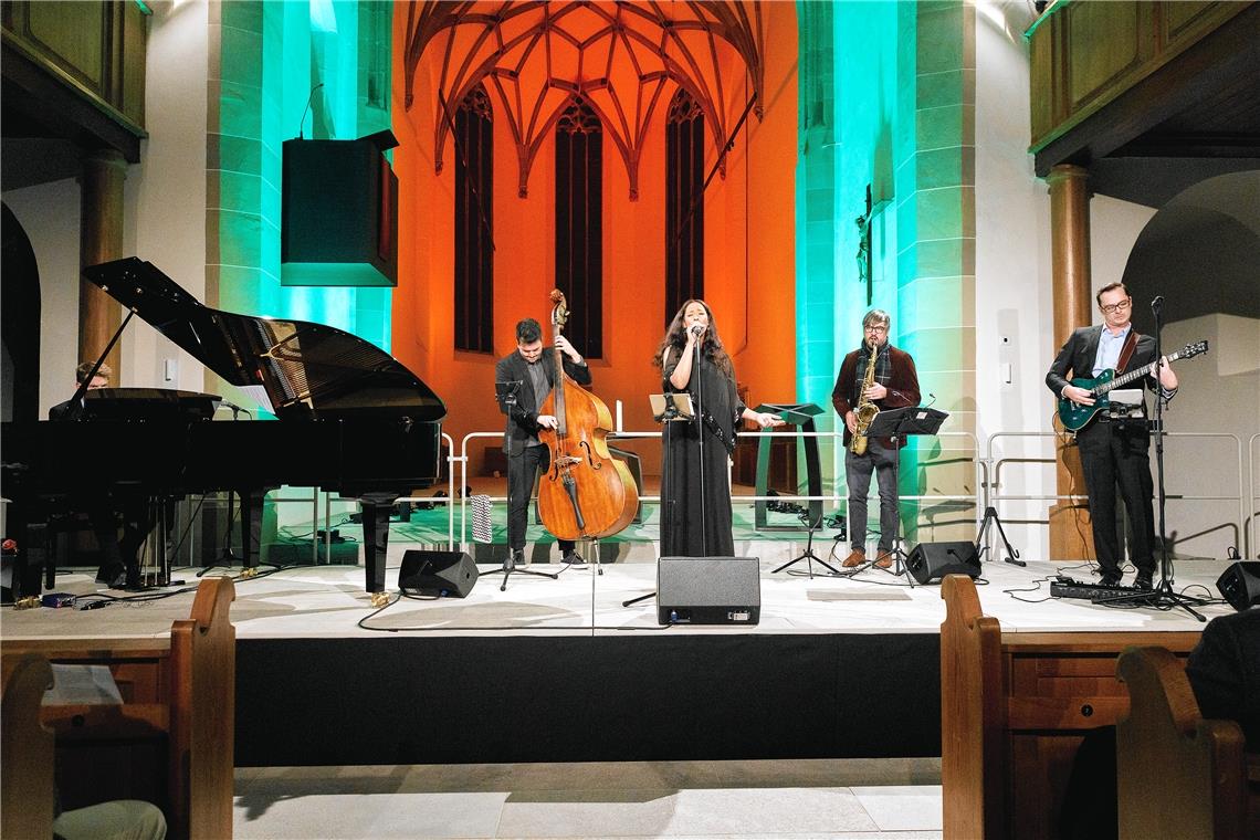 Ungewöhnliches Konzert in der und für die Stiftskirche Die noch junge Band spielt Eigenkompositionen sowie Covers berühmter Songs. Foto: J. Fiedler