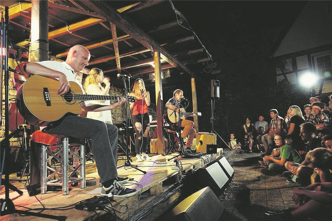 Zweites Benefizkonzert für Robin Die Nodding Heads mit Konzertorganisatorin Selina Aladar (Dritte von links) bei einem Auftritt in Rietenau. Fotos: privat