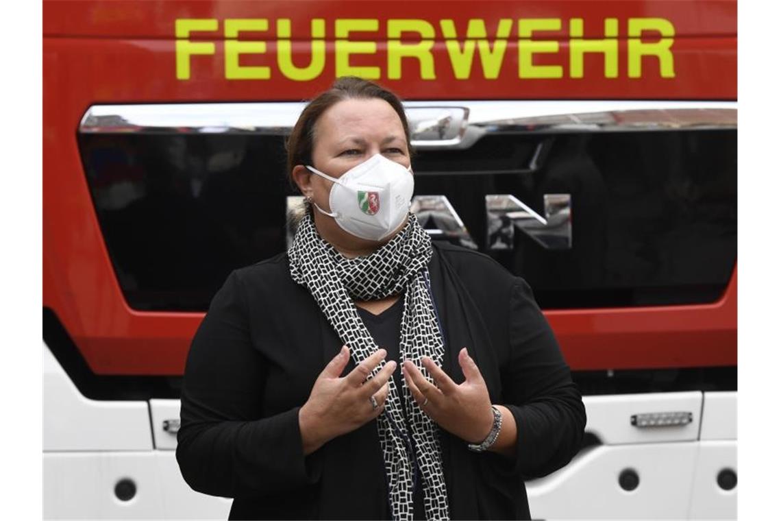 NRW-Umweltministerin fordert Aufklärung von Explosion Die nordrhein-westfälische Umweltministerin Ursula Heinen-Esser bedankt sich bei der Werksfeuerwehr für ihren Einsatz bei der Explosionskatastrophe . Foto: Roberto Pfeil/dpa