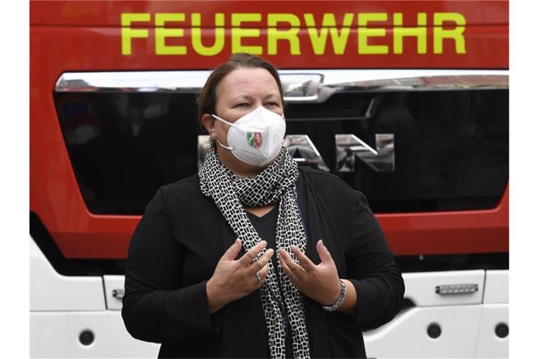 Die nordrhein-westfälische Umweltministerin Ursula Heinen-Esser bedankt sich bei der Werksfeuerwehr für ihren Einsatz bei der Explosionskatastrophe . Foto: Roberto Pfeil/dpa