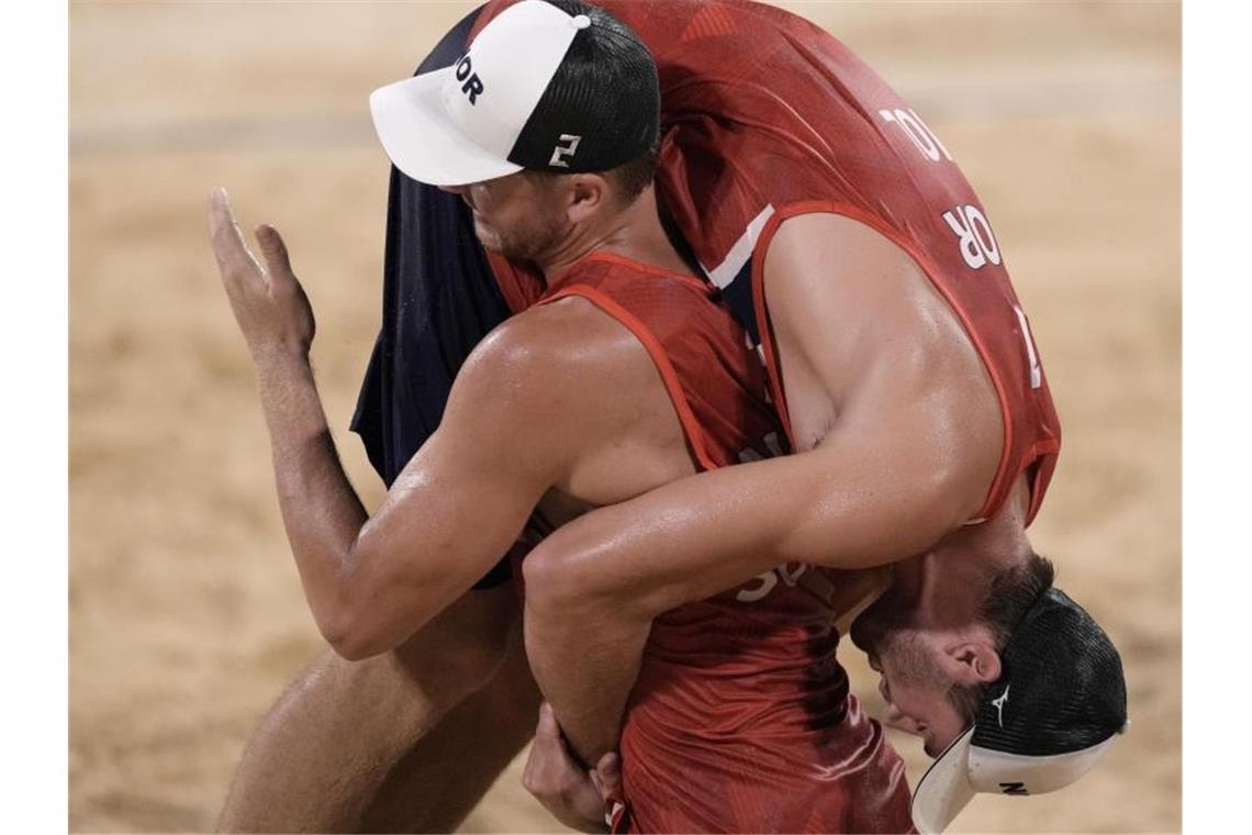 Die Norweger Christian Sörum und Anders Mol haben bei den Olympischen Spielen die Goldmedaille im Beachvolleyball gewonnen. Foto: Petros Giannakouris/AP/dpa