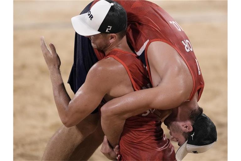 Die Norweger Christian Sörum und Anders Mol haben bei den Olympischen Spielen die Goldmedaille im Beachvolleyball gewonnen. Foto: Petros Giannakouris/AP/dpa