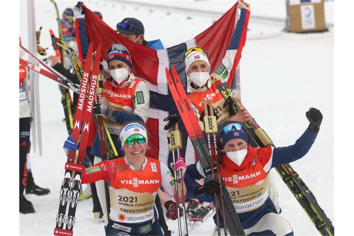 Die norwegische Langlauf-Staffel holte den Weltmeistertitel. Foto: Karl-Josef Hildenbrand/dpa