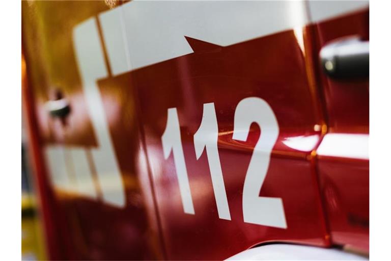 Die Notrufnummer 112 steht auf einem Einsatzfahrzeug der Feuerwehr. Foto: Philipp von Ditfurth/dpa/Symbolbild