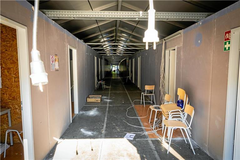 Die Notunterkunft in Zelten neben dem Backnanger Berufsschulzentrum werden aktuell geräumt. Sie sind nicht nötig. Foto: Alexander Becher