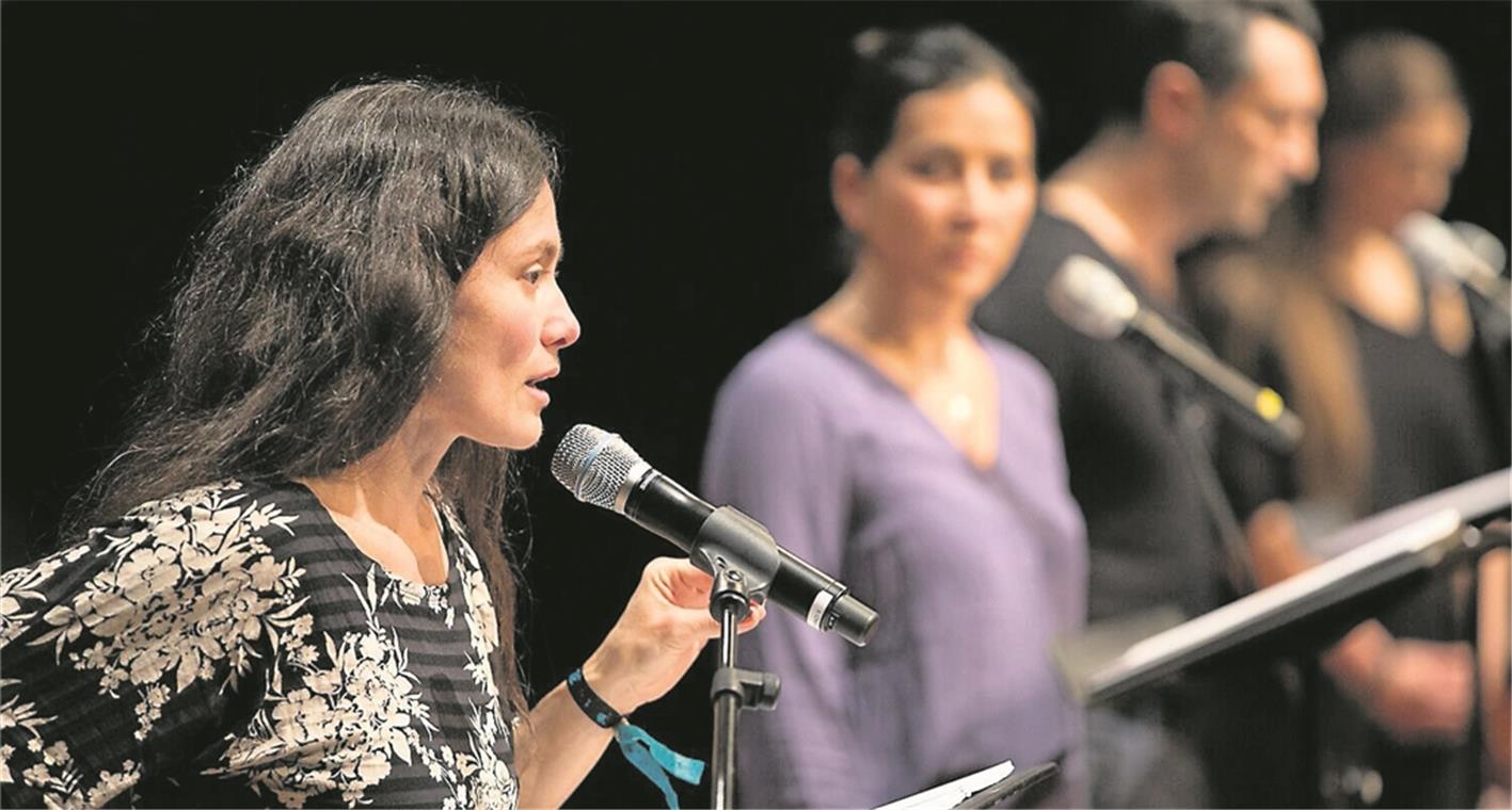 Eine Bühne für Opfer und ihre Familien Die NSU-Monologe erzählen die Geschichte von Elif Kubasik und Adile Simsek und dem gewaltvollen Verlust ihrer Ehemänner sowie von Ismail Yozgat und der Trauer um seinen Sohn. Sie basieren auf Interviews, Aussagen und Protokollen und sind am Donnerstag im Schloss Lautereck zu sehen. Fotos: privat