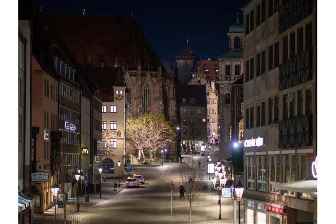 Die Nürnberger Altstadt rund um den Hauptmarkt ist menschenleer. Foto: Daniel Karmann/dpa