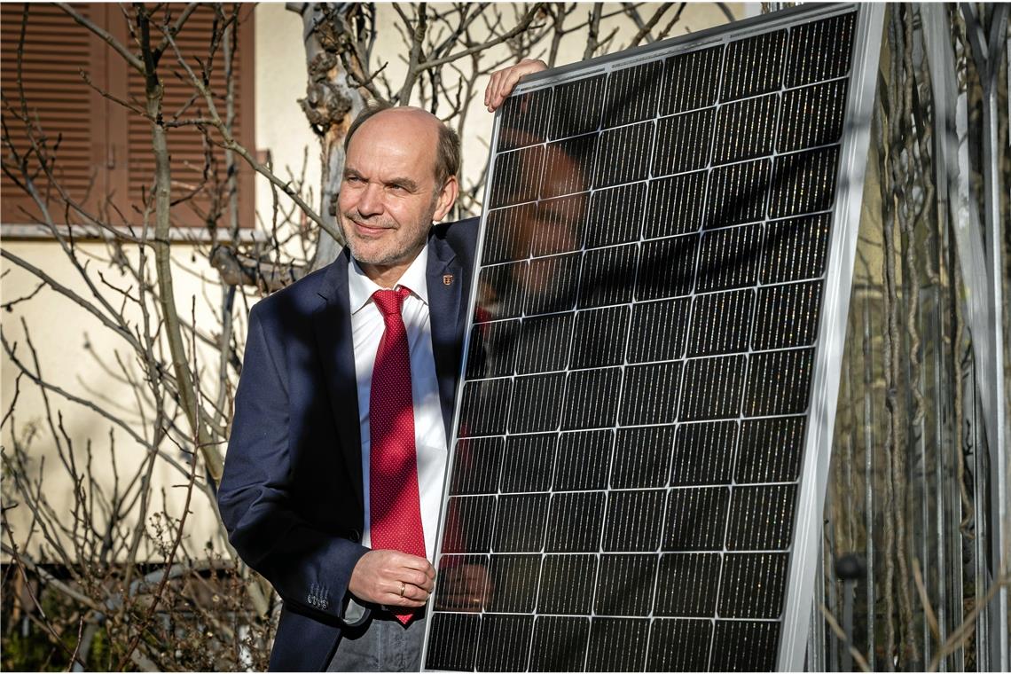 Gernot Gruber wird 60: Ein hartnäckiger Kämpfer für Glaubwürdigkeit Die Nutzung der Sonnenenergie ist Gernot Gruber ein persönliches Anliegen. Er selbst hat schon seit mehr als 20 Jahren eine Fotovoltaikanlage auf dem Dach und seit zwei Jahren noch eine weitere auf seinem Balkon. Foto: Alexander Becher