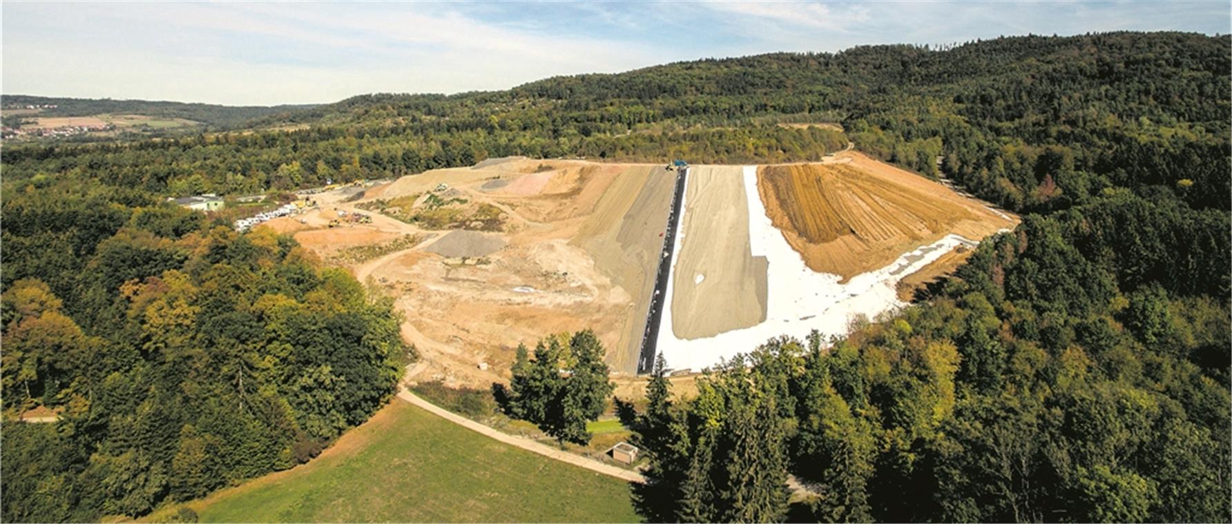 „Müllberg aus Dornröschenschlaf gerissen“ Die Oberfläche der stillgelegten Deponie Steinbach wird abgedichtet: Der Bereich links ist noch unmodelliert, in der Mitte bereits mit Füllmaterial aufgefüllt und teilweise mit Kunststoffdichtungsbahnen versehen und rechts mit einer bis zu 2,50 Meter mächtigen Rekultivierungsschicht. Fotos: A. Becher