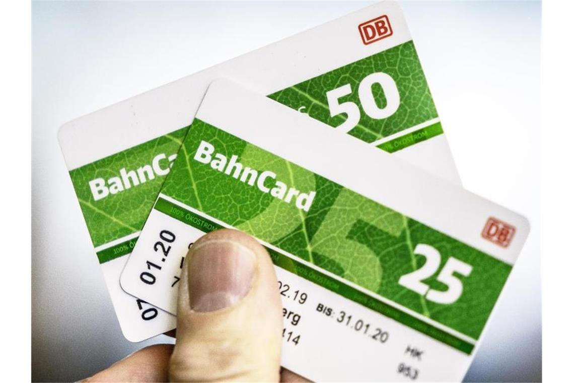 Die letzte Lücke: Preissenkung auch für Bahncard 25 und 50 Die obersten Finanzbehörden der Länder haben zugestimmt, dass die Mehrwertsteuer-Senkung für Bahntickets auch für diese Bahncards gilt. Foto: Michael Kappeler/dpa