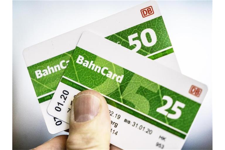 Die obersten Finanzbehörden der Länder haben zugestimmt, dass die Mehrwertsteuer-Senkung für Bahntickets auch für diese Bahncards gilt. Foto: Michael Kappeler/dpa