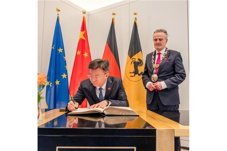 Die OBs von Stuttgart (Frank Nopper) und Nanjing (Li Zhongjun) haben eine Absichtserklärung unterzeichnet, um ihre seit 30 Jahren bestehende Partnerschaft weiter zu vertiefen.
