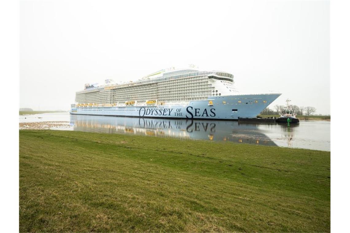 Die "Odyssey of the Seas" auf dem Weg Richtung Nordsee. Foto: Mohssen Assanimoghaddam/dpa