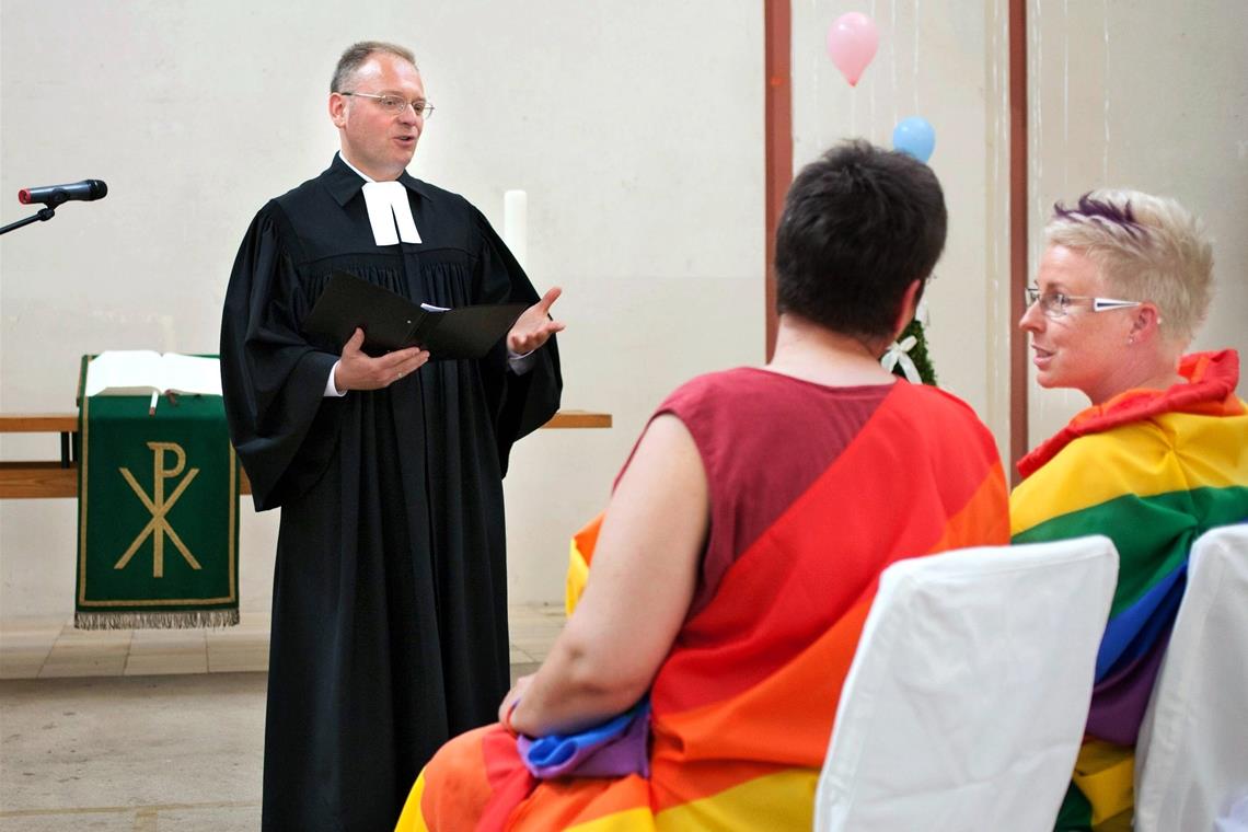 Die öffentliche Segnung homosexueller Paare war in der Landessynode lange Zeit ein Streitthema, inzwischen ist sie unter bestimmten Voraussetzungen möglich. Dieses Foto ist allerdings nicht in Württemberg entstanden, sondern in Köln. Foto: Imago