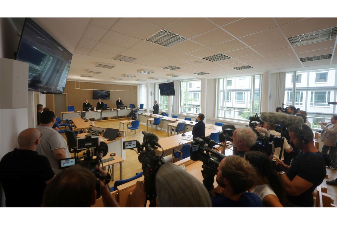 Die Öffentlichkeit durfte zunächst nur zu Beginn der Verhandlung in den Raum.