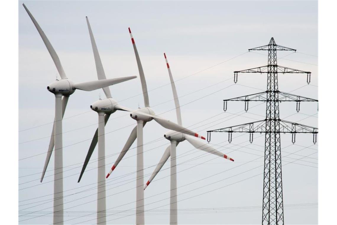Die Ökostrom-Umlage dürfte Experten zufolge die Strompreise im kommenden Jahr zusätzlich leicht steigen lassen. Foto: Julian Stratenschulte