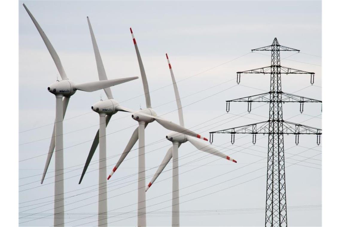 Prognose: Ökostrom-Umlage steigt 2020 leicht an Die Ökostrom-Umlage dürfte Experten zufolge die Strompreise im kommenden Jahr zusätzlich leicht steigen lassen. Foto: Julian Stratenschulte