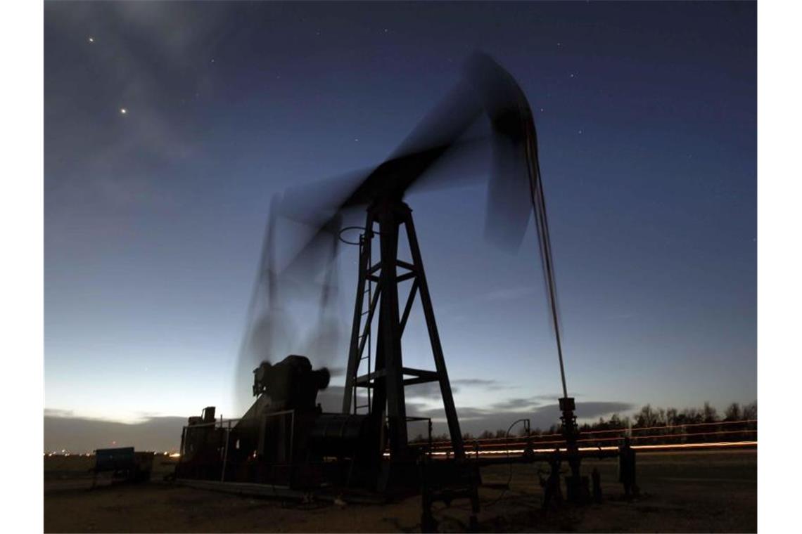Ölallianz Opec+ setzt moderate Förderpolitik unbeirrt fort Die Ölallianz Opec+ hat sich über ihre Produktionsstrategie beraten. Foto: Charlie Riedel/AP/dpa
