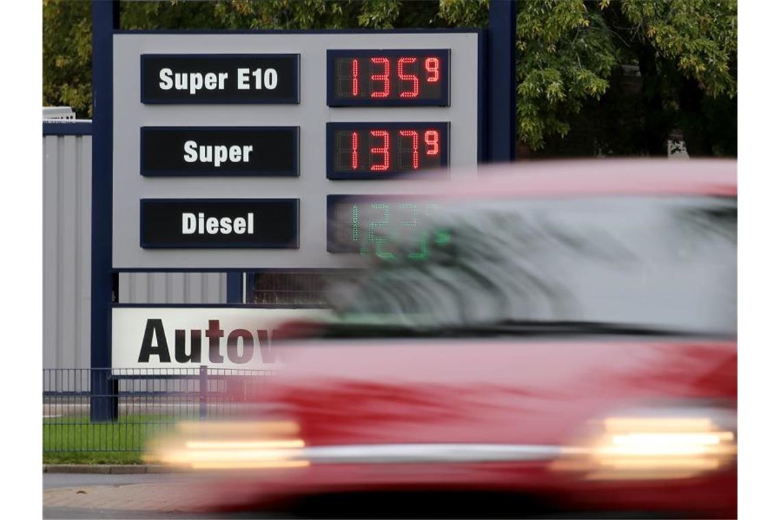 Die Ölpreise erholen sich nach langem Sturzflug wieder - Hoffnung liegt auf der Notenbank. Foto: Oliver Berg/dpa