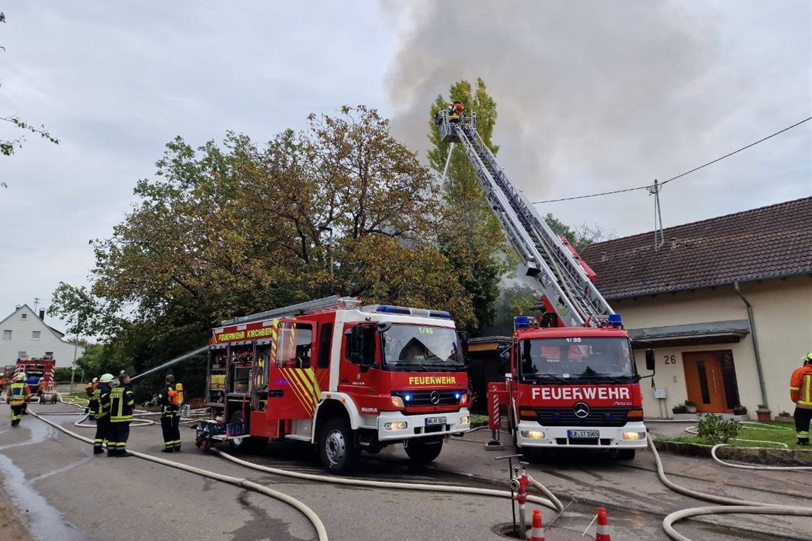 Hoher Schaden nach Dachstuhlbrand in Kirchberg Die örtliche Feuerwehr ist im Einsatz. Foto: Kevin Lermer/7aktuell.de