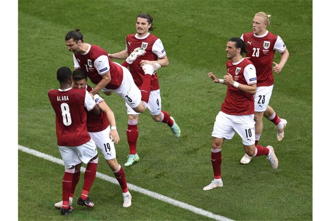 Die Österreicher feiern den Torschützen zum 1:0 gegen die Ukraine: Christoph Baumgartner (2.v.l). Foto: Mihai Barbu/Pool AFP/AP/dpa