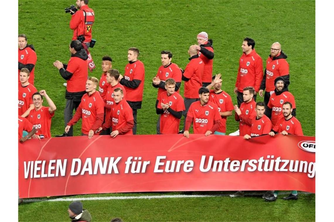 Die Österreicher feiern die EM-Qualifikation nach Ende des Spieles und bedanken sich bei den Fans. Foto: Roland Schlager/APA/dpa
