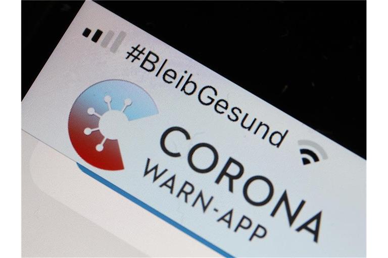 Die offizielle Corona-Warn-App ist auf einem Smartphone zu sehen. Foto: Oliver Berg/dpa/Archivbild