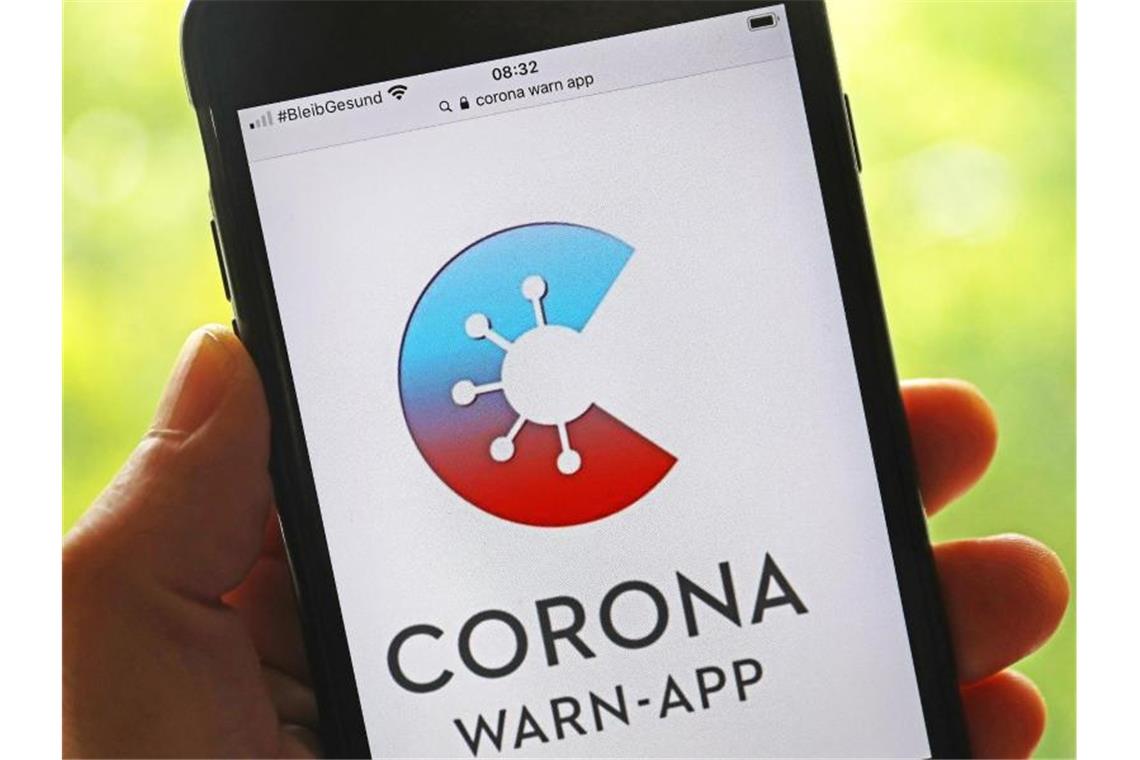 Wie Corona-Apps die vierte Infektionswelle dämpfen können Die offizielle Corona-Warn-App ist auf einem Smartphone zu sehen (Archivbild). Foto: Oliver Berg/dpa