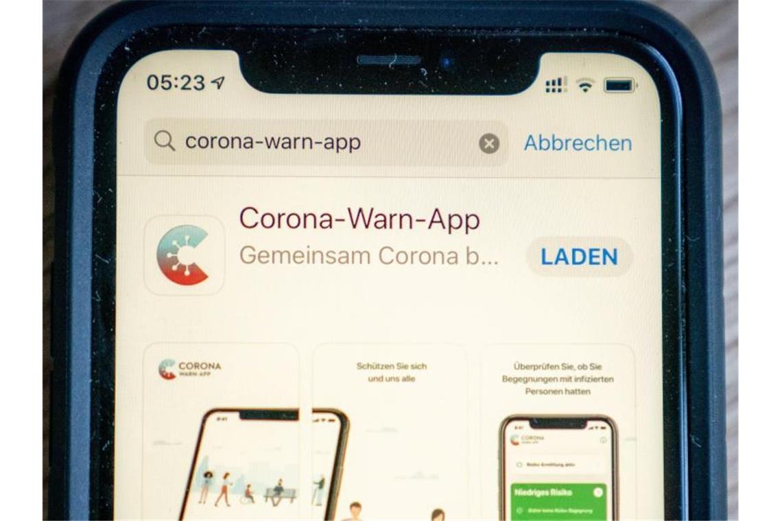 Neue Corona-Warn-App läuft - Regierung wirbt fürs Mitmachen Die offizielle Corona-Warn-App - sie soll die Kontaktverfolgung von Infizierten ermöglichen und dadurch die Infektionsketten verkürzen. Foto: Kay Nietfeld/dpa