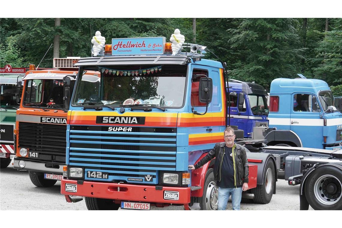 Die Oldtimer kommen teils in knalligen Farben daher.