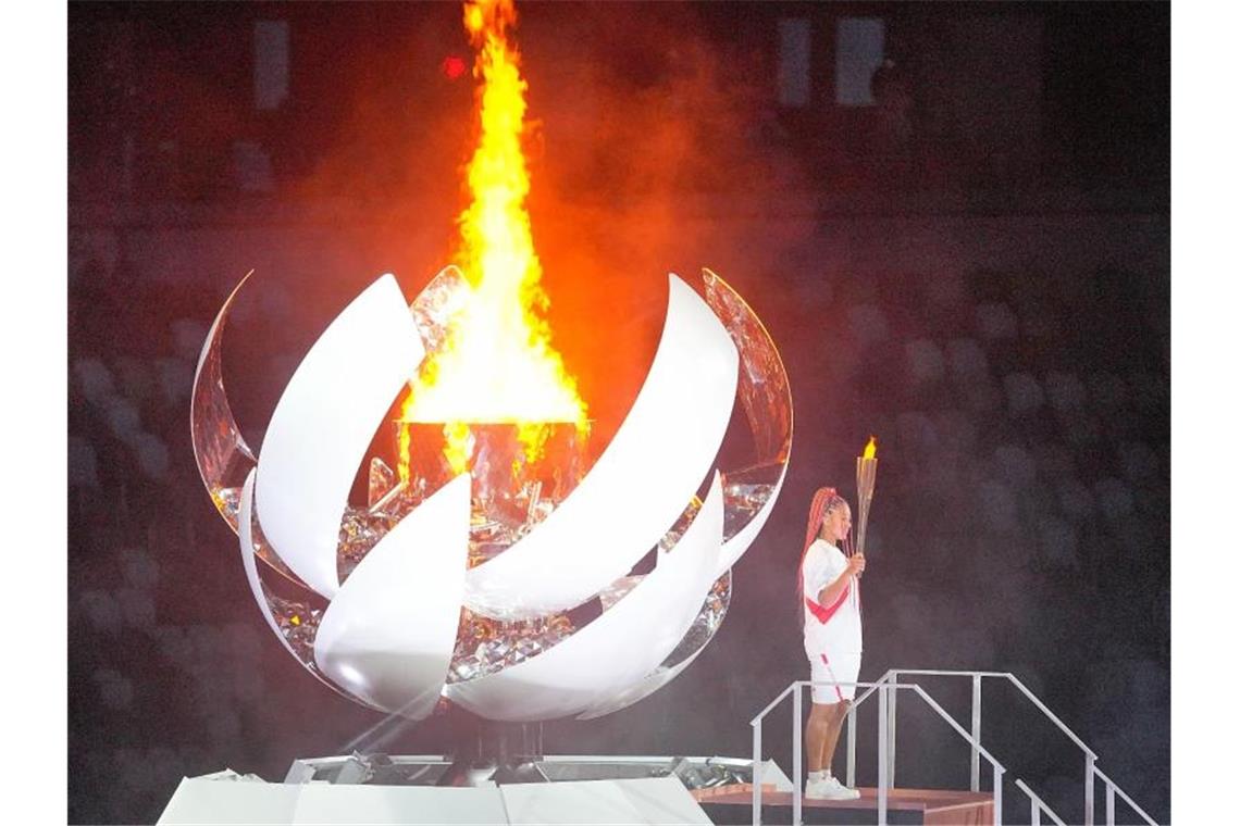 Die olympische Flamme wurde Japans Tennis-Star Naomi Osaka entzündet. Foto: Michael Kappeler/dpa