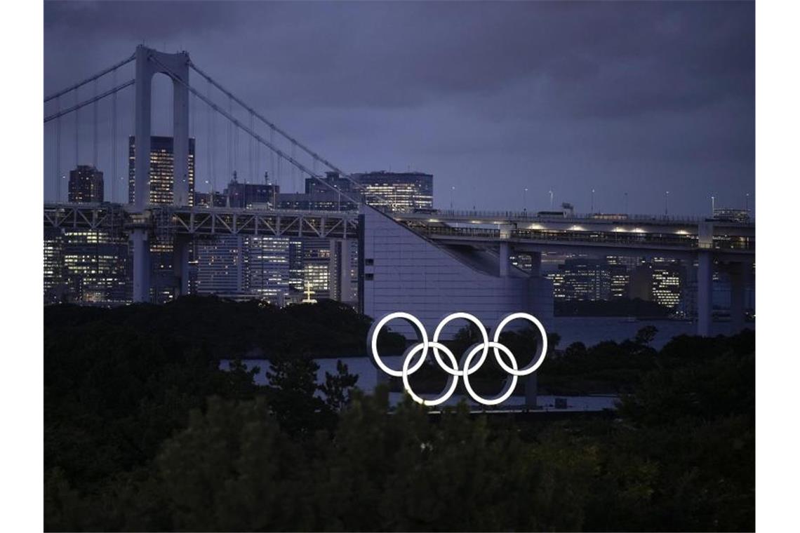 Belarussische Olympia-Sprinterin erhält polnisches Visum Die Olympischen Ringe in der Abenddämmerung Tokios. Foto: Felipe Dana/AP/dpa