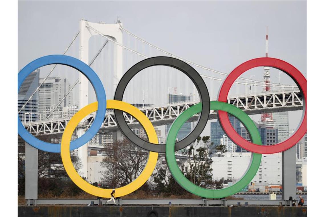Die Olympischen Ringe sind am Odaiba Marine Park installiert. Foto: -/kyodo/dpa