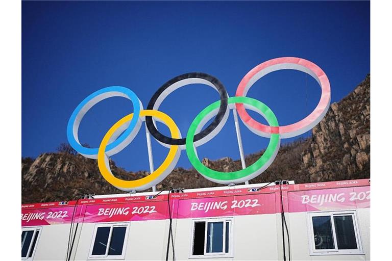Die olympischen Ringe sind im Zielbereich im Nationalen Ski-Alpin-Zentrum angebracht. Foto: Michael Kappeler/dpa