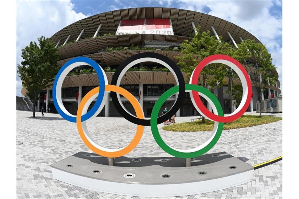 Die olympischen Ringe vor dem Olympiastadion in Tokio. Foto: Swen Pförtner/dpa