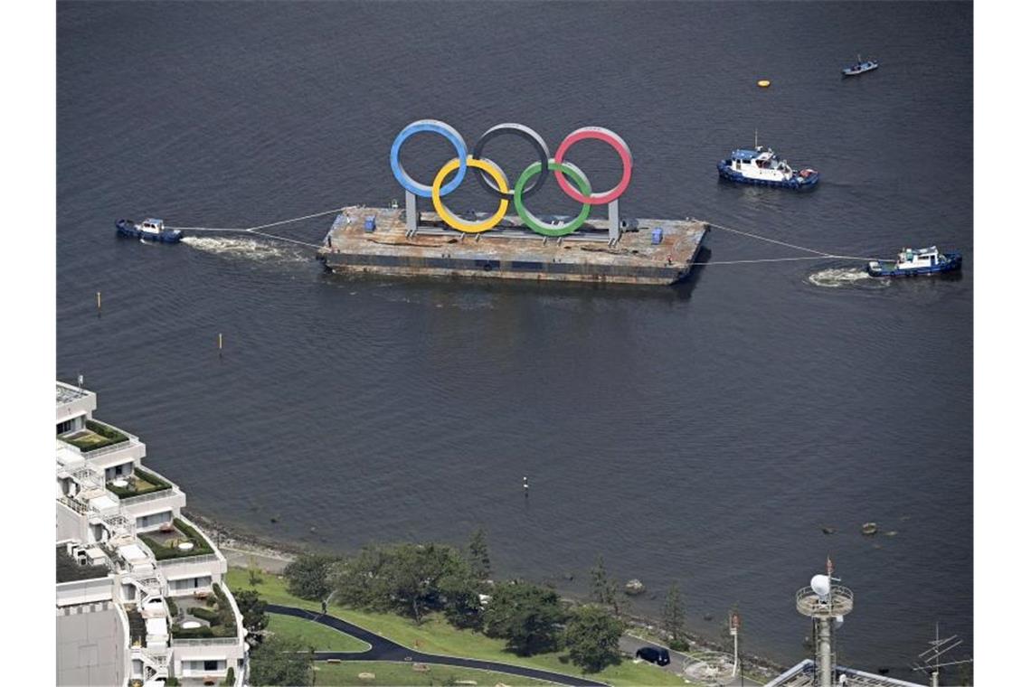 Die Olympischen Ringe werden in der Bucht von Tokio zu Instandhaltungsarbeiten entfernt. Foto: -/kyodo/dpa