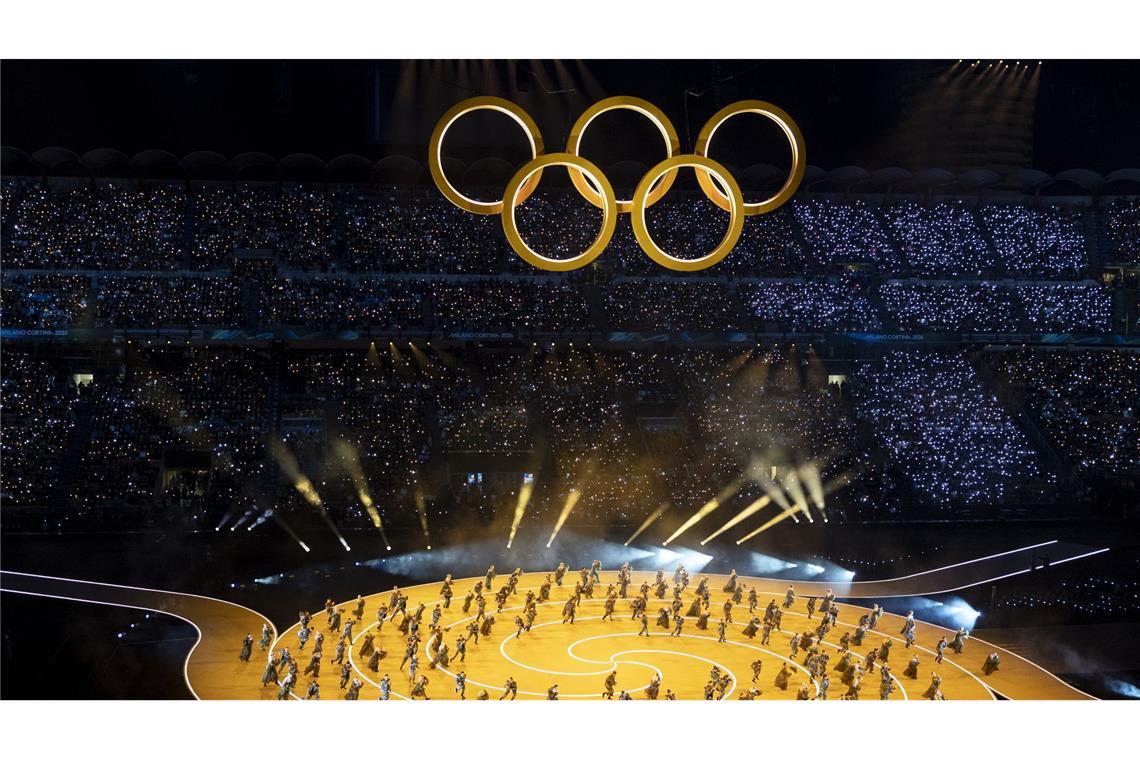 Die olympischen Ringe werden während der Eröffnungszeremonie über der Bühne gezeigt.