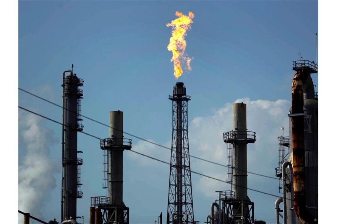 Opec+ einigt sich auf höhere Ölproduktion Die Opec+ will mehr Öl fördern - prompt sinken die Preise. Foto: Gregory Bull/AP/dpa