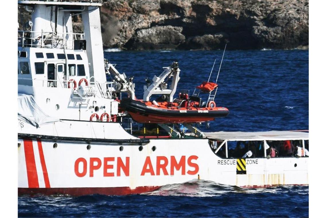 Die „Open Arms“ wartet vor der Küste Lampedusas auf eine Lösung für die 107 Migranten an Bord. Foto: Salvatore Cavalli/AP