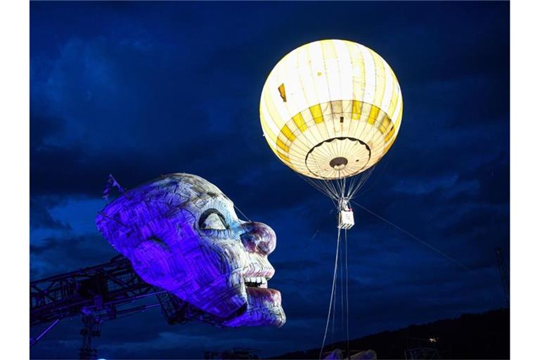 Die Oper Rigoletto von Giuseppe Verdi wird auf der Seebühne der Bregenzer Festspielen aufgeführt. Foto: Felix Kästle/dpa/Archivbild