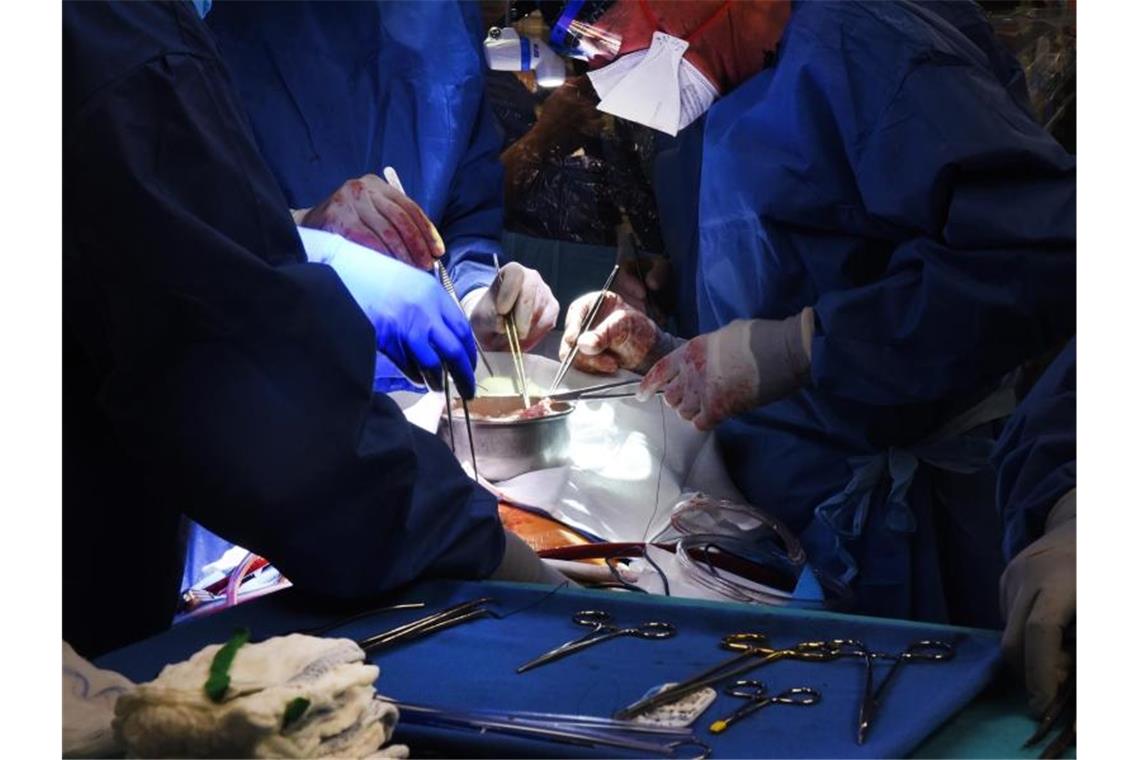 Erstmals Schweineherz-Transplantation für einen Menschen Die Operation dauerte laut US-Medien acht Stunden. Foto: Tom Jemski/University of Maryland School of Medicine/dpa