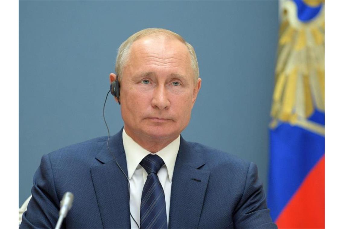 Kremlchef Putin feiert neue Verfassung für Machterhalt Die Operation Machterhalt für Kremlchef Wladimir Putin hat erwartungsgemäß ihre letzte Hürde genommen. Für die neue Verfassung stimmte eine große Mehrheit der Russen. Foto: Alexei Druzhinin/Pool Sputnik Kremlin/AP/dpa