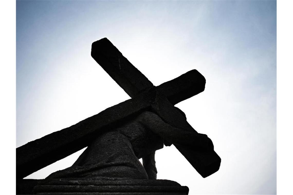 Zehntausende Euro für Missbrauchsopfer katholischer Priester Die Opfer von sexuellem Missbrauch in der katholischen Kirche sollen künftig auf Antrag Ausgleichszahlungen von bis zu 50.000 Euro bekommen. Foto: Nicolas Armer/dpa