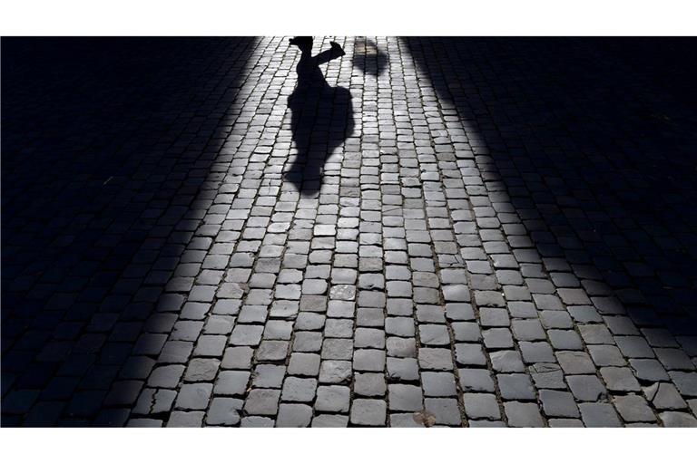 Die Opferschutzorganisation Weißer Ring spricht von schweren seelischen Belastungen wie Schlaflosigkeit und Angstzuständen infolge von Überfällen. (Symbolbild)