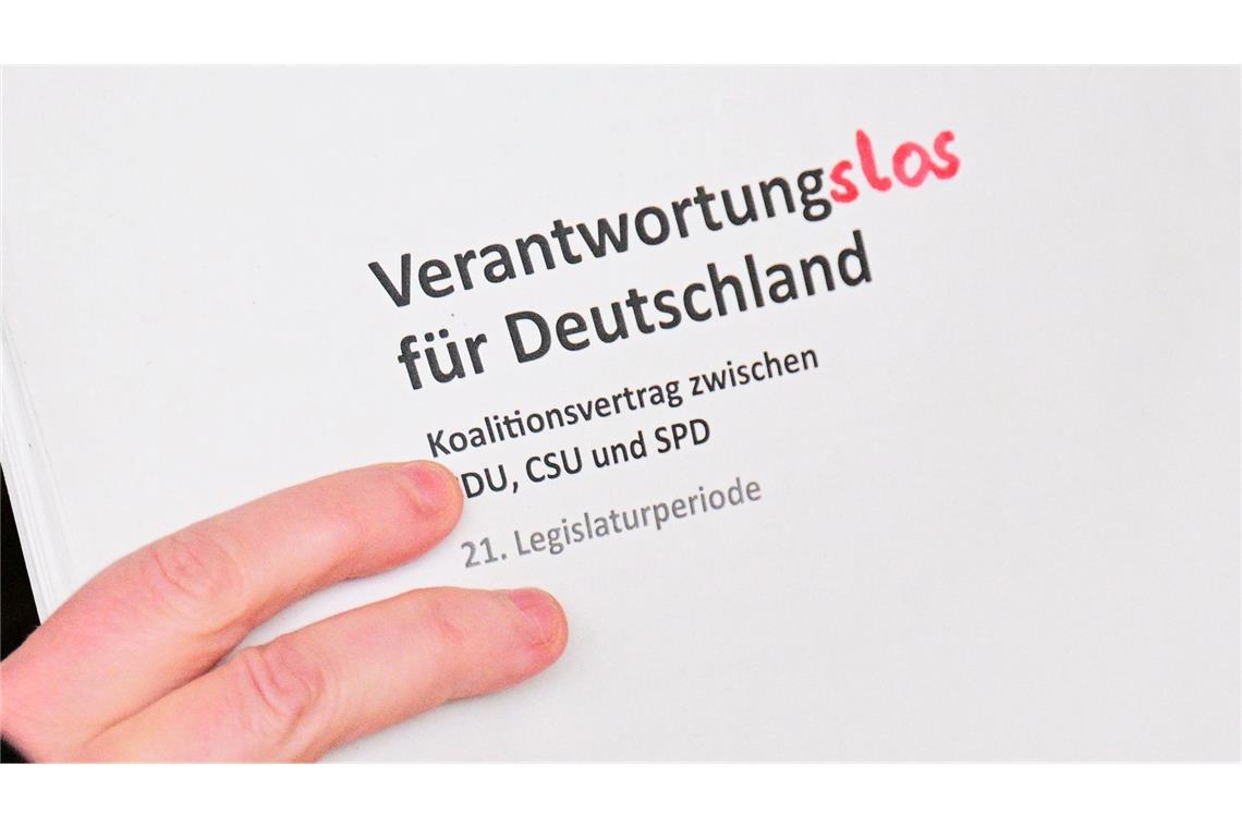 Union und SPD machen Weg für gemeinsame Regierung frei Die Opposition lässt kein gutes Haar am Koalitionsvertrag.
