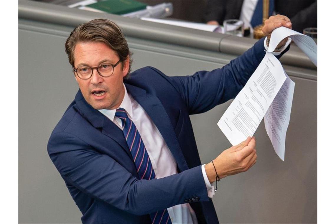 Die Opposition wirft Verkehrsminister Scheuer schwere Fehler etwa bei der Vergabe der Pkw-Maut vor. Foto: Lisa Ducret/dpa
