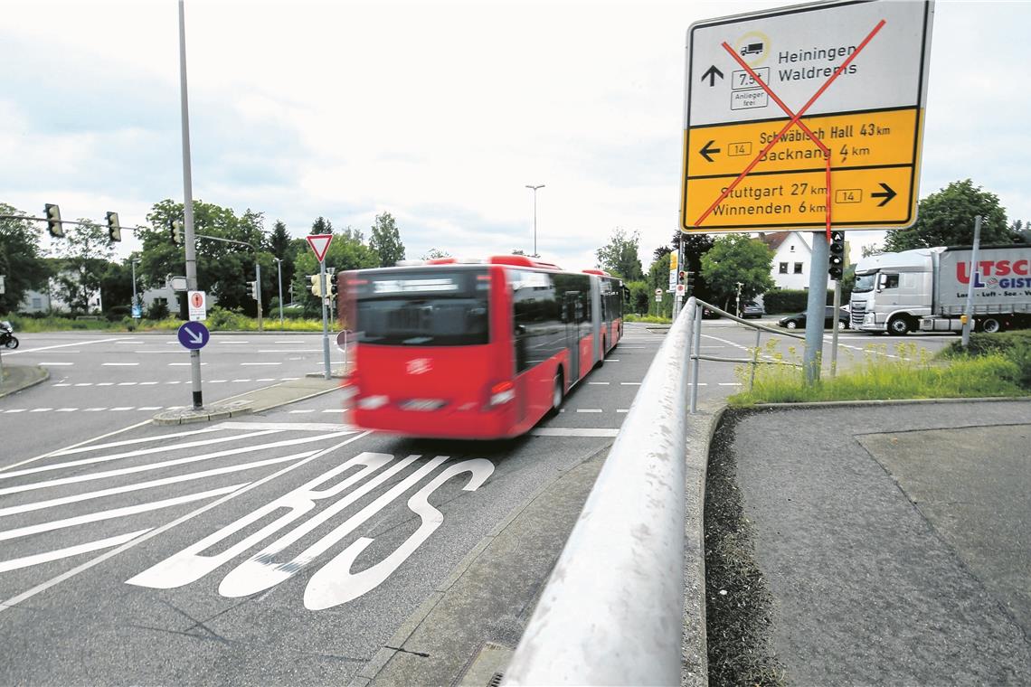 Schnelle Busse nehmen langsam Fahrt auf Die Opti-Kreuzung in Waldrems war lange Zeit ein Sorgenkind und sorgte für große Verspätungen auf der Linie 36. Erst funktionierte die Busbeschleunigung nicht, dann wurde auch noch die Verkehrsführung wegen der B-14-Baustelle geändert. Zudem nutzte anfangs noch der Individualverkehr die Donaustraße in Fahrtrichtung Heiningen, obwohl diese seit März nur noch für den Busverkehr offen ist. Derzeit flutscht es dort. Foto: A. Becher