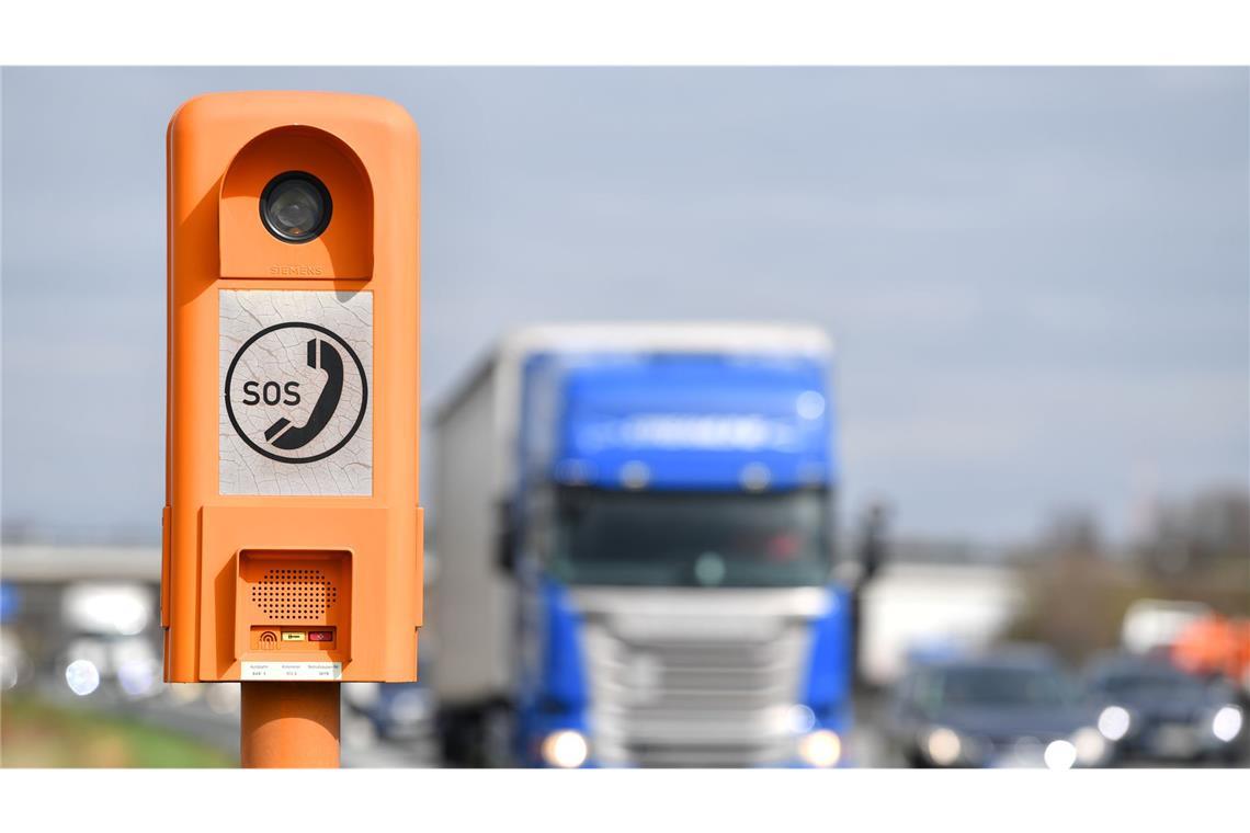 Die orangefarbenen Notrufsäulen an Autobahnen sind bundesweit ausgefallen.