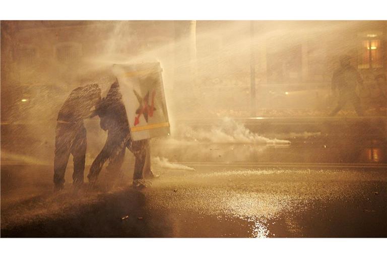 Die Ordnungskräfte setzten Tränengas und Wasserwerfer ein.